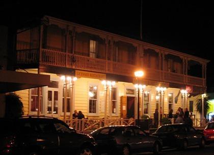 Raglan Harbour View Hotel at night