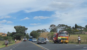 After the incident traffic starts to flow again under control of Raglan Volunteer Fire Fighters and the Police.