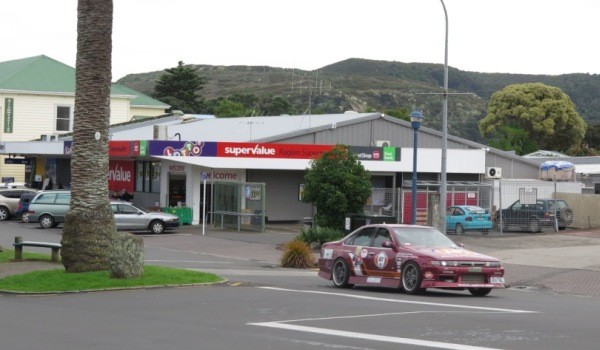 A car in the Coast to Coast Rally sets off up Bow St