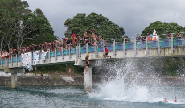 Chain dive bombing off the Papahua footbridge on Monday 1st Feb.