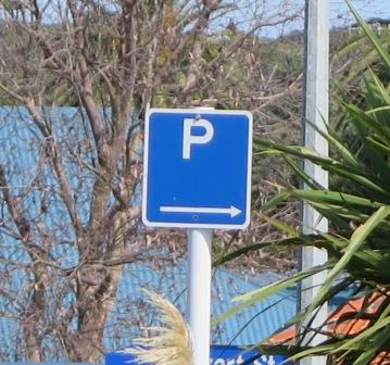 A close-up photo of the council sign. The road code says that this type of sign means that parking is permitted between 8am and 6pm. Directional signs to parking areas have a different format.