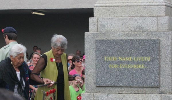 Wreath laying at the 2015 ANZAC service in Raglan