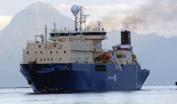 Cable laying ship Ile de Re is owned by Alcatel-Lucent