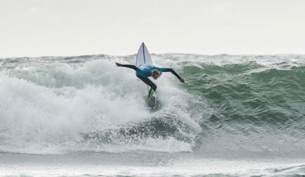Taylor Hutchison. Image courtesy of NZ Surf Photography — at Manu Bay, Raglan.