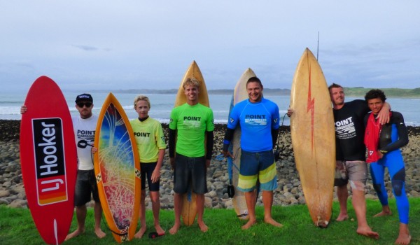 Single Fin event finalists: 1st Mikey Banks, 2nd Luke Hughes, 3rd Luca Bordignon, 4th Jayden Willoughby, 5th Puarere Kelly, 6th Caleb Cutmore. Image: Kaz Willoughby
