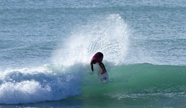 Raiha Ensor. Image courtesy of Cory / NZ Surfing Magazine — at Manu Bay, Raglan.