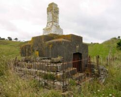 Monument to Tuaiwa Ngatipare at Patikirau on northern side of harbour opposite Raglan Wharf 140122patikiraumonument