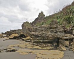 Schnackenberg Bay with pancake limestone arches. 150312schankenburglimestone
