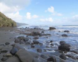 Rocks on Ngarunui Beach Raglan has 6 kilometres of sand to walk along, stretching from town to the Bryant Reserve. As storms erode it and currents and winds build it up, it’s always changing; sometimes nearly all sand, at other times with many more rocks.